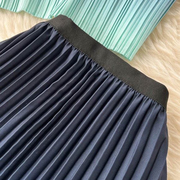 Women Pleated Two Piece Set Round Neck Tops and High Waist Draped Skirt - Picture 7 of 7